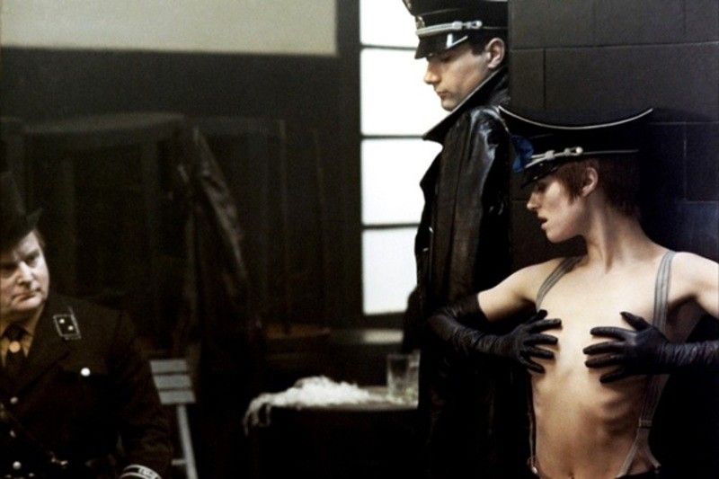 «Нічний портьє» називають енциклопедією стокгольмського синдрому і ляпасом суспільству від режисера, яка проголосила: жертва не завжди невинна і може свідомо вибрати свою роль