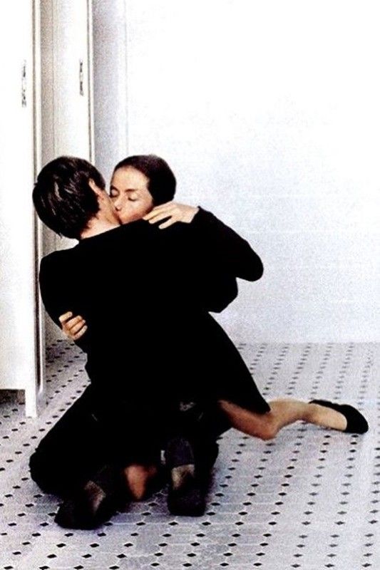 У 40 років вона все ще ділить ліжко зі своєю деспотичної матір'ю (   Анні Жирардо   ), Яка виховала її в беззаперечному підпорядкуванні