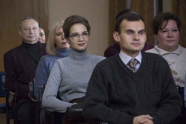 Всім героям телефільму доведеться пройти через безліч випробувань, щоб нарешті наблизитися до щасливого завтра»