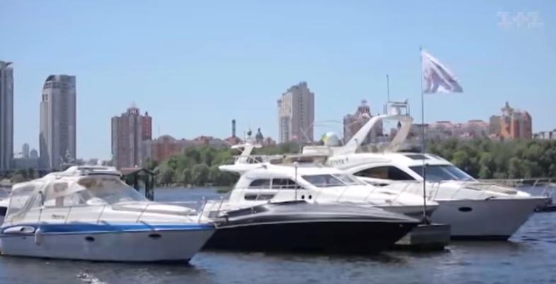 Якщо взяти човен за 695 тисяч євро, то мінімальні витрати на рік складають близько 70 тисяч євро, і це тільки догляд, без урахування вартості палива