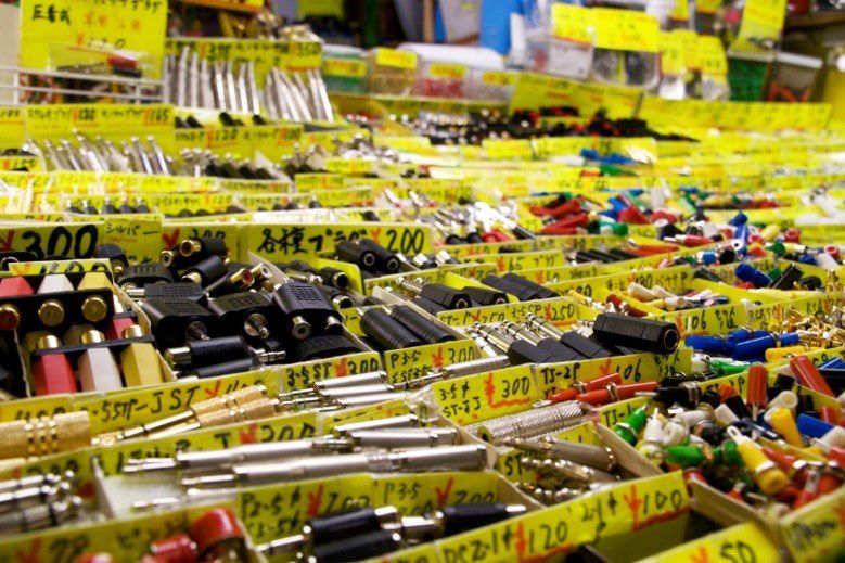 На вулицях Акихабара безліч магазинів електроніки