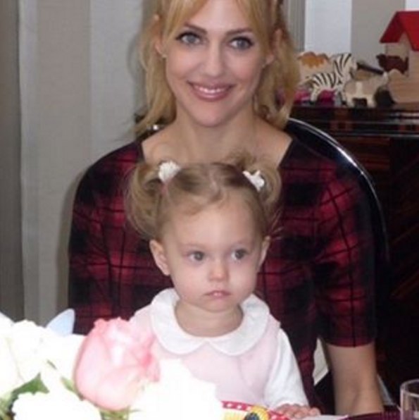 Алп Озджан і Мер'єм Узерлі Мер'єм Узерлі, що стала дуже популярною після ролі Хюррем, довгий час приховувала своє особисте життя від публіки