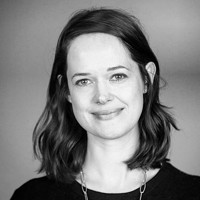 Жесткое Солнце создано Нилом Кроссом, мозгом за сериалом BBC Лютером ,   кроваво   но более сфокусированный детективный сериал с участием Идриса Эльбы в роли жестокого детектива