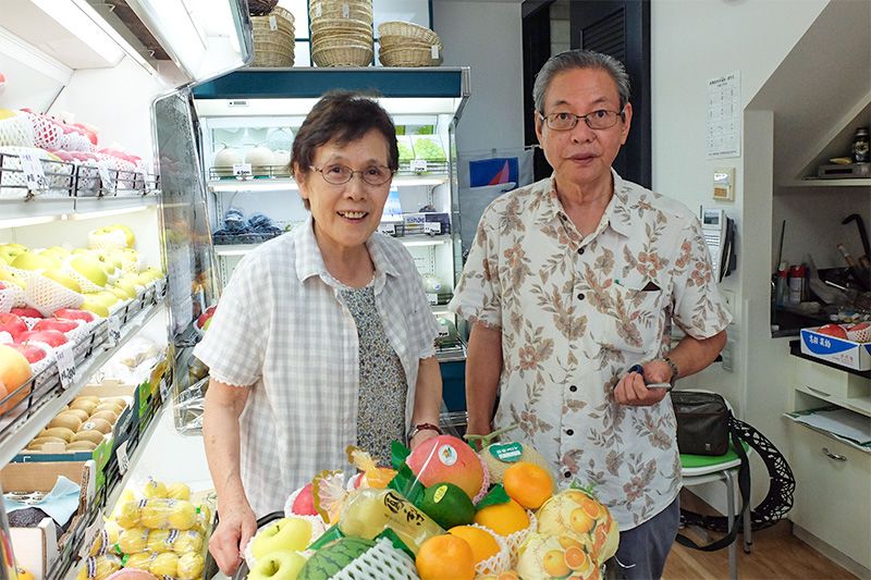 Сім'я Хасімото, що володіє магазином «Фуруцу хаусу Йосіда», якому вже 101 рік, набирає подарункові фрукти (фотографія nippon