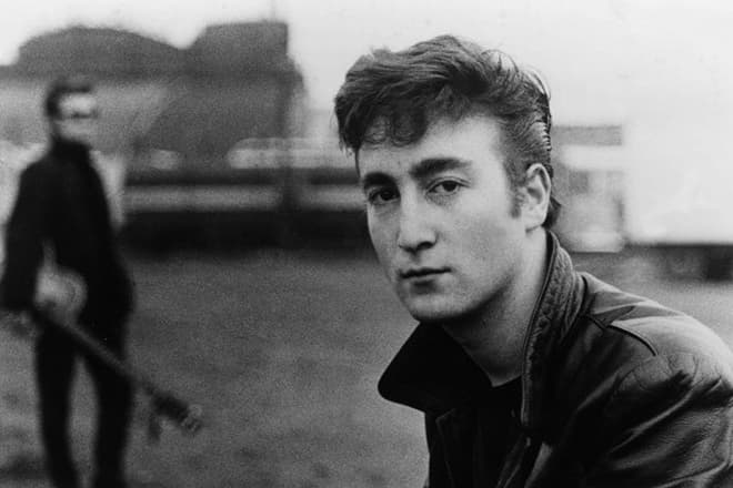 Закінчуючи загальноосвітню школу, Джон Леннон примудрився провалити всі випускні іспити і єдиним навчальним закладом, яка погодилася прийняти незвичайного підлітка, виявився художній коледж Ліверпуля