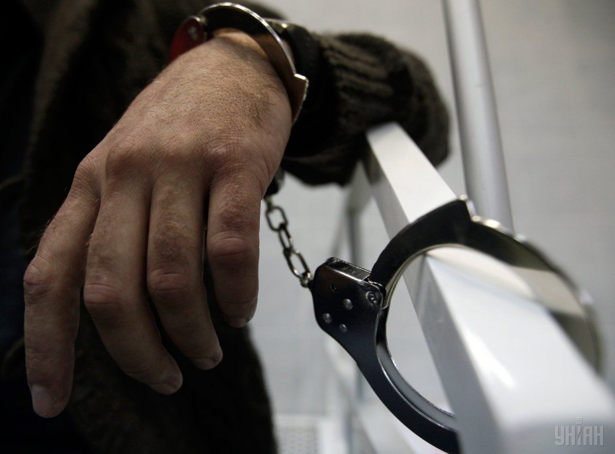 В даний час правоохоронці перевіряють інформацію про причетність затриманих до скоєння серії злочинів з використанням вибухівки та вогнепальної зброї