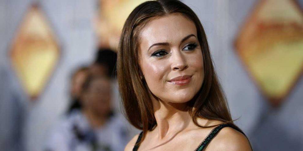 45-річна Алісса виклала свою історію через так званий людський мікрофон - коли група людей, речення за реченням, хором повторює за оповідачем