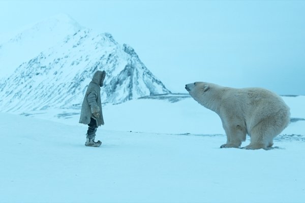 Троє дітей стають сучасними Робінзон Крузо, тільки замість тропічного острова вони виявляються в арктичних льодах Шпіцбергена, де їм належить добувати їжу, зустрічатися з полярними ведмедями і битися з суворою природою