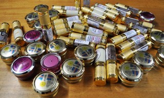 Усередині великого целофанового пакета були тюбики з кремами для освітлення шкіри, що містять гідрохінон - заборонену речовину, як відомо, викликає стоншення шкіри, зміна її кольору і навіть ушкодження органів