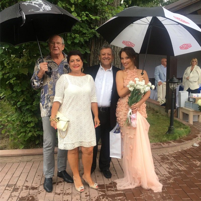 На весілля Грачевський і Білоцерківська запросили тільки найближчих друзів, серед гостей були помічені   Еммануїл Віторган   з дружиною Іриною Млодик, актор   Володимир Долинський   та інші