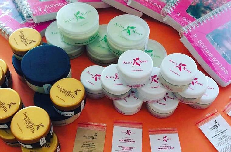Але думка про свою косметиці, постійно сиділа в голові, і ось потрібний момент настав