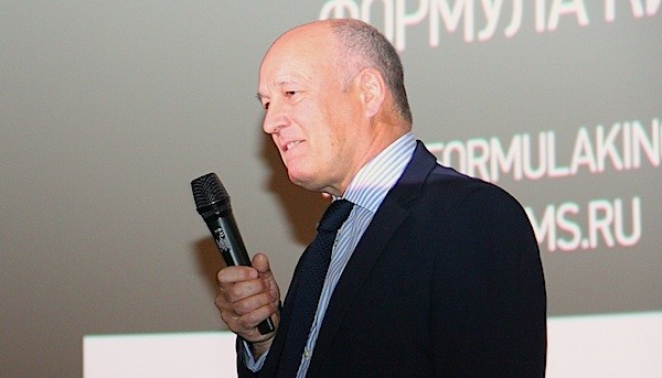 Всі картини демонструються англійською мовою з субтитрами, що особливо цінно для тих, хто вивчає мову і не упускає можливість послухати правильну англійську мову