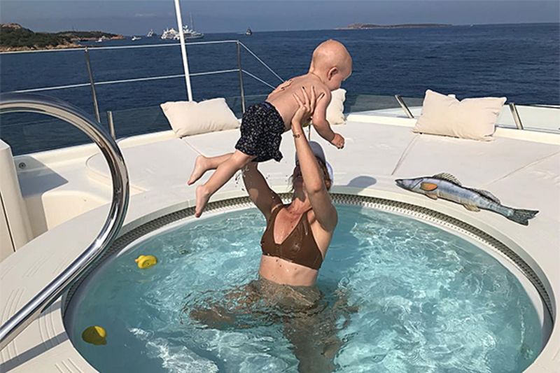 Більш того, в соцмережах зірка публікує фотографії з затримкою і ніколи не ставить геотегов свого будинку
