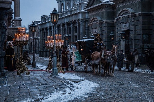 У цей момент Вронського приносять лист від Анни, в якому вона пише, що дочка сильно хвора
