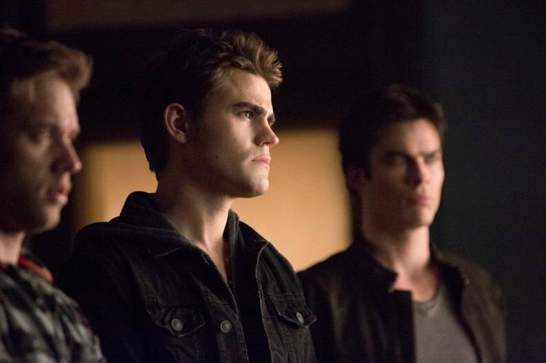 Щоденники вампіра 5 сезон 10 серія «Fifty Shades of Grayson» повний опис   В   10 серії 5 сезону серіалу «Щоденники вампіра»   Олена прокинулася в таємній лабораторії доктора Максфілда