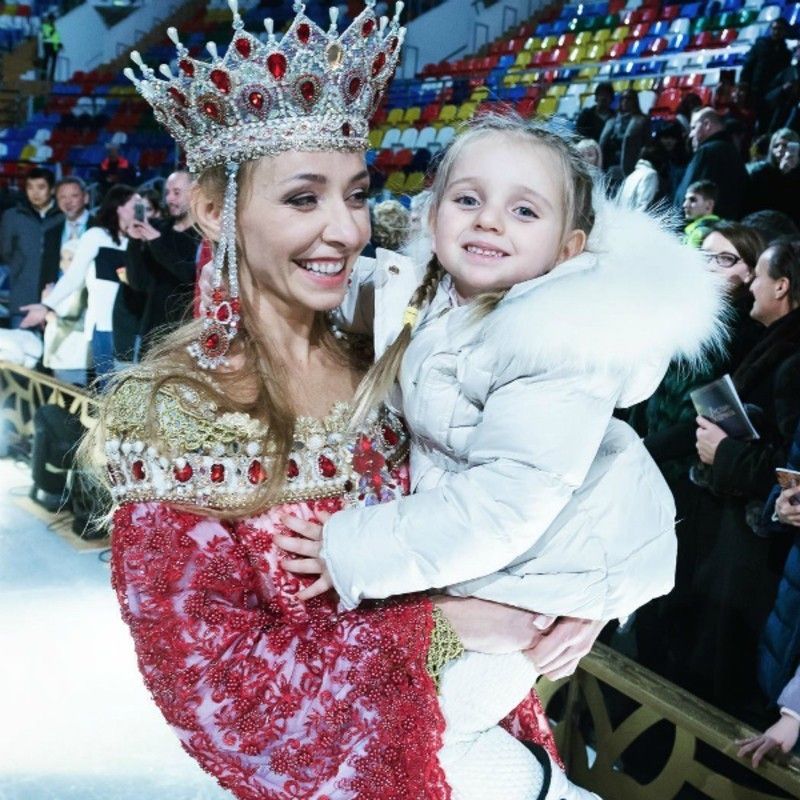 Олександр одружився втретє - на своїй підопічній Наталії Михайлової, а Тетяна Навка в липні 2015 роки взяла шлюб із прес-секретаря президента Росії Дмитро Пєсков, ще до весілля подарувавши йому дочку Надю