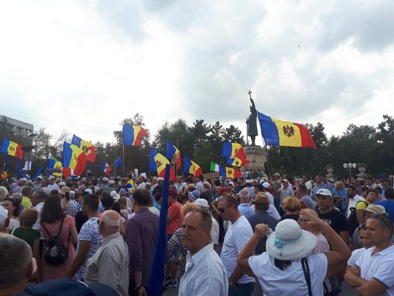 7036 переглядів   У центрі Кишинева в неділю проходять відразу дві акції протесту: одна - проти чинної влади, інша - прихильників партії Шор і противників підвищення цін на бензин