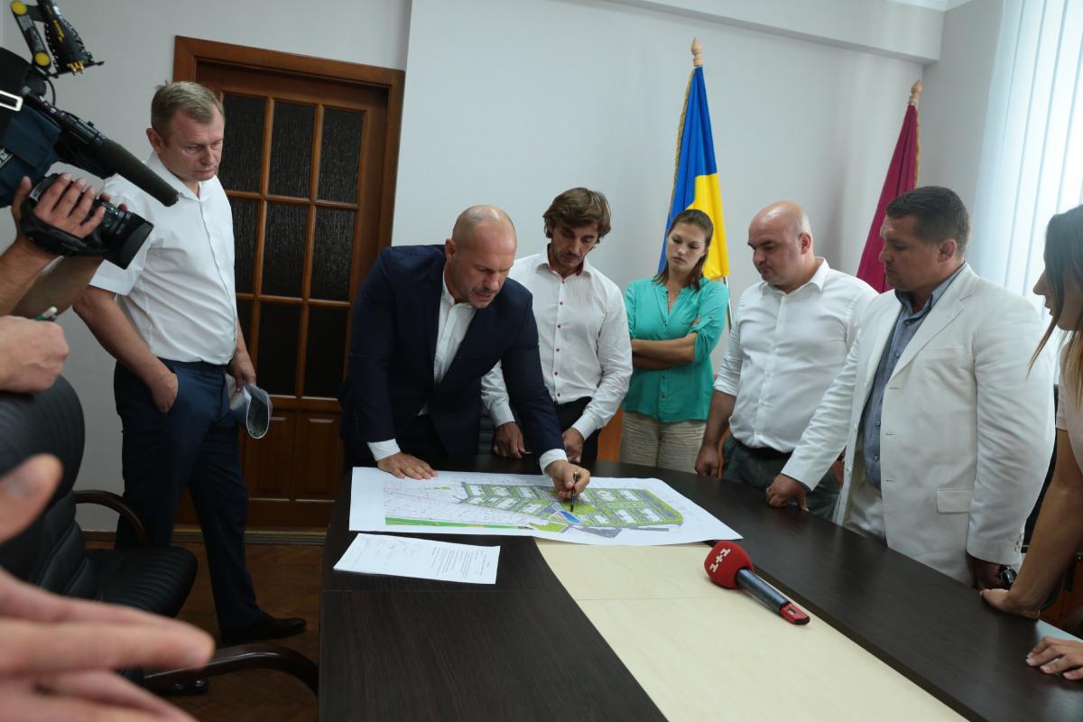 5 га парку, 500 тисяч доларів на облаштування і дитячий сад на 500 місць - скандальне будівництво в Вишневому отримало несподіваний поворот   У Вишневому замість скандальної забудови вирішили збільшити паркову зону / socpartia