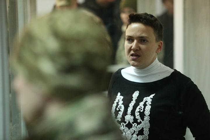 Сестра депутата Віра постійно втручалася у відносини Савченко з її захисниками і це призвело до того, що адвокати відмовилися захищати інтереси нардепа в суді